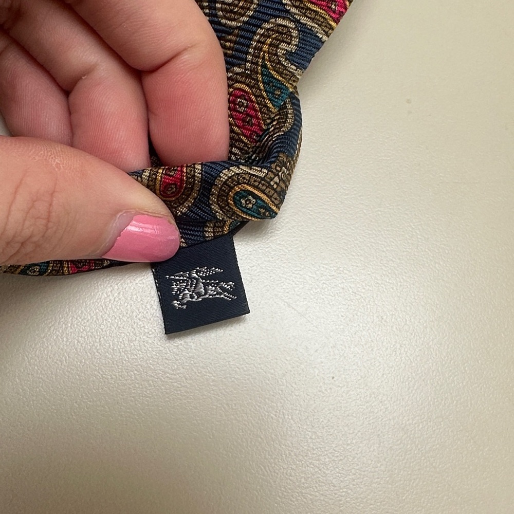 🔥VINTAGE BURBERRYS Paisley Tie 100% silk in Black and Red - Picture 8 of 9